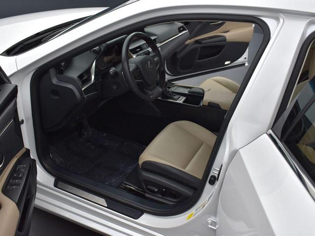 Photo of 2021 Eminent White Pearl Lexus ES 350