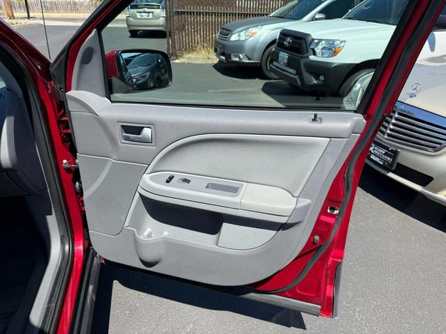 Photo of 2006 Redfire Clearcoat Metallic Ford Freestyle