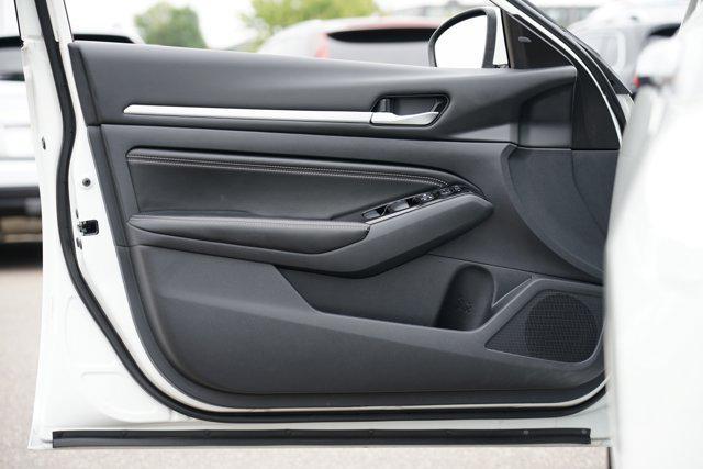 Photo of 2023 Pearl White Tricoat Nissan Altima
