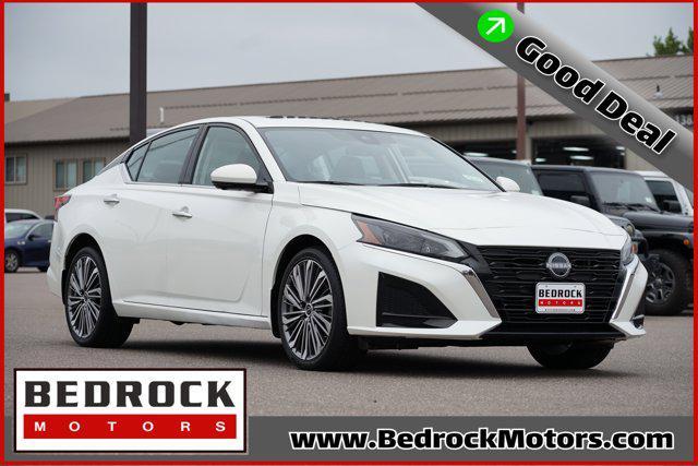 Photo of 2023 Pearl White Tricoat Nissan Altima