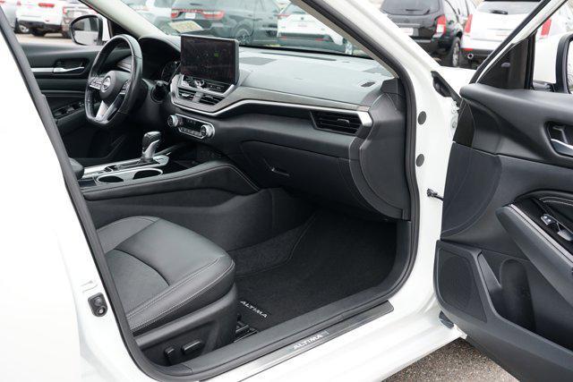 Photo of 2023 Pearl White Tricoat Nissan Altima