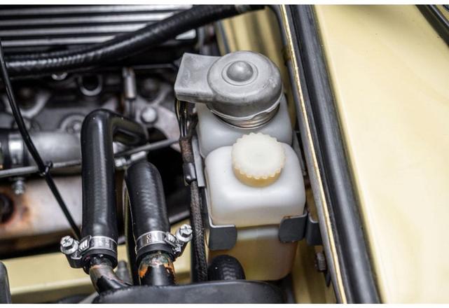 Photo of 1974 Yellow Jaguar XKE