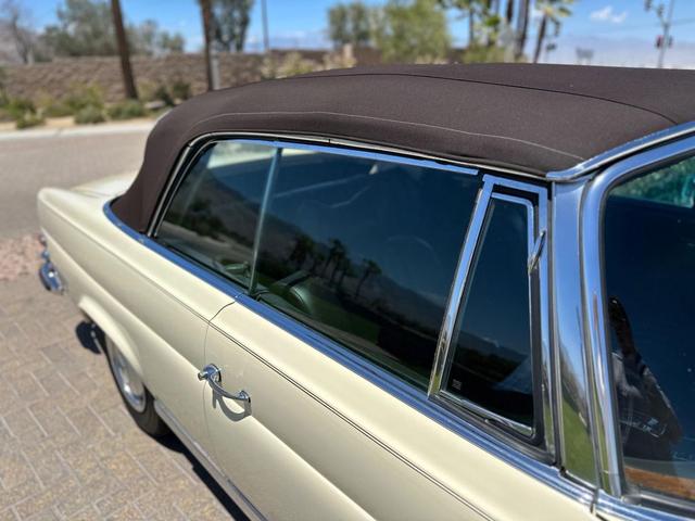 Photo of 1970 Beige/Tan Mercedes-Benz 280SE