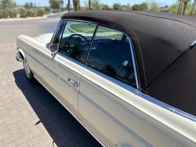 Photo of 1970 Beige/Tan Mercedes-Benz 280SE