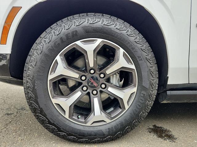 Photo of 2025 Summit White GMC Yukon XL