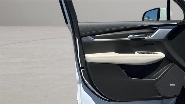 Photo of 2023 White Cadillac XT6
