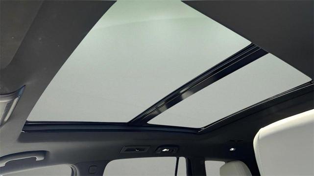 Photo of 2023 White Cadillac XT6