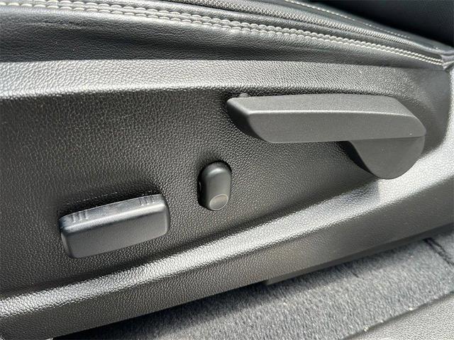 Photo of 2022 Summit White GMC Canyon