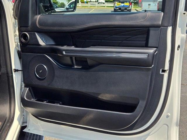 Photo of 2021 Star White Metallic Tri-Coat Ford Expedition