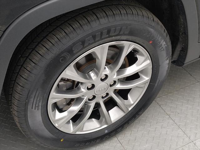 Photo of 2021 Diamond Black Crystal Pearlcoat Jeep Cherokee