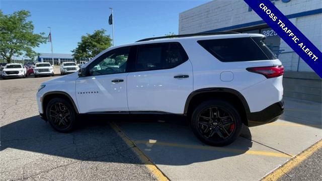 Photo of 2022 Summit White Chevrolet Traverse