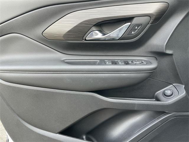 Photo of 2023 Summit White GMC Terrain