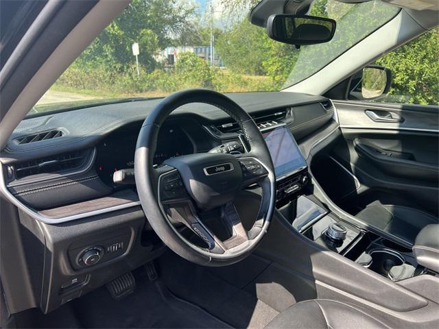 Photo of 2022 Diamond Black Crystal Pearlcoat Jeep Grand Cherokee L