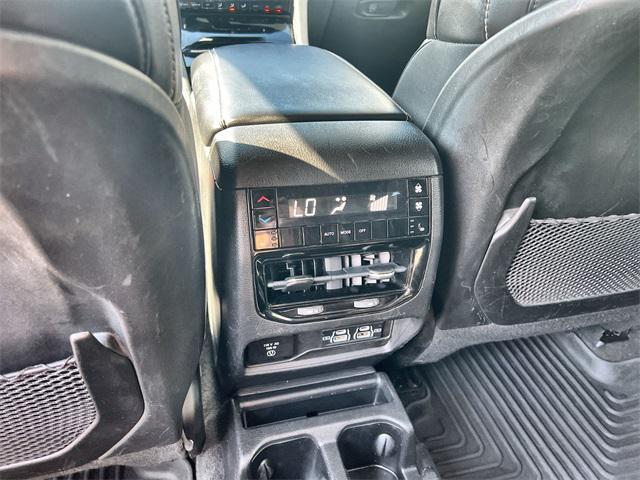 Photo of 2022 Diamond Black Crystal Pearlcoat Jeep Grand Cherokee L