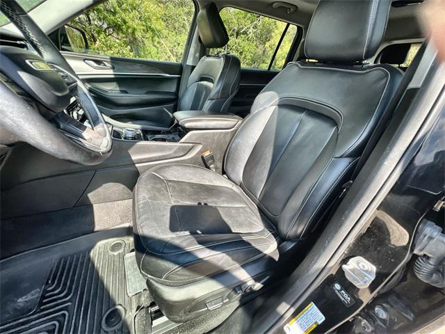 Photo of 2022 Diamond Black Crystal Pearlcoat Jeep Grand Cherokee L