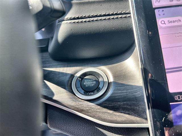 Photo of 2022 Diamond Black Crystal Pearlcoat Jeep Grand Cherokee L