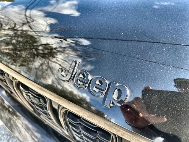 Photo of 2022 Diamond Black Crystal Pearlcoat Jeep Grand Cherokee L