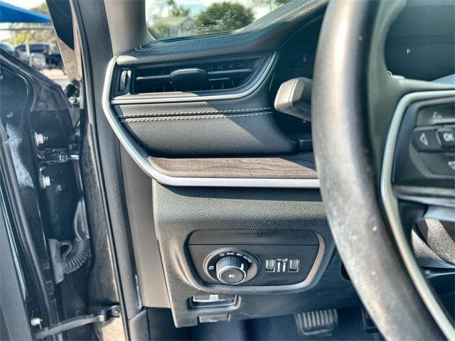 Photo of 2022 Diamond Black Crystal Pearlcoat Jeep Grand Cherokee L