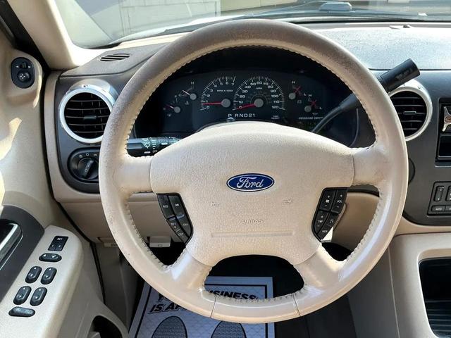 Photo of 2003 Oxford White Clearcoat Ford Expedition