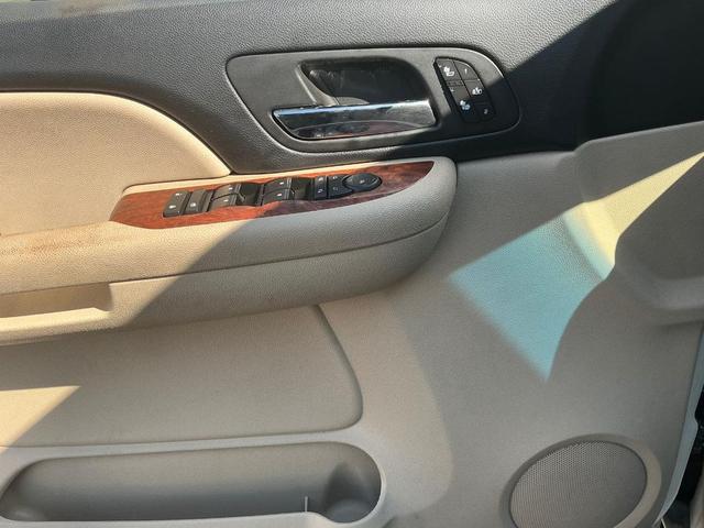 Photo of 2008 Pearl White Chevrolet Suburban