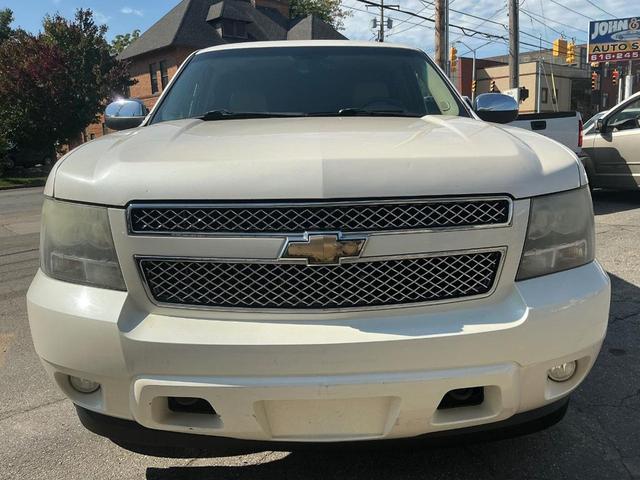 Photo of 2008 Pearl White Chevrolet Suburban