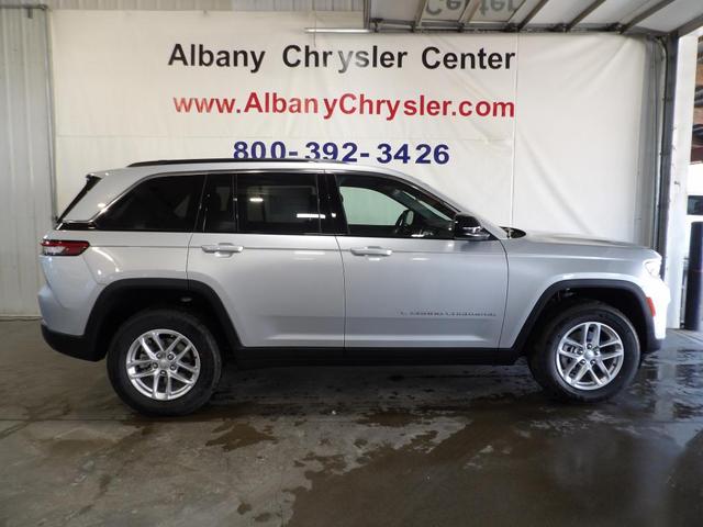 Photo of 2025 Silver Jeep Grand Cherokee