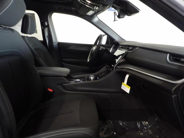 Photo of 2025 Silver Jeep Grand Cherokee