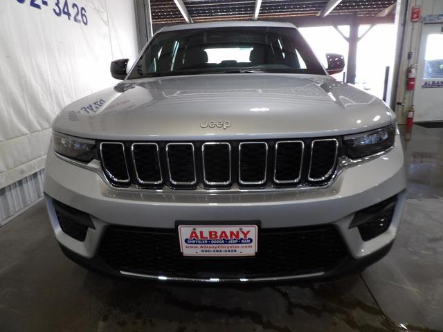 Photo of 2025 Silver Jeep Grand Cherokee