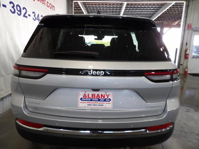 Photo of 2025 Silver Jeep Grand Cherokee