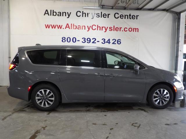 Photo of 2022 Gray Chrysler Pacifica Hybrid