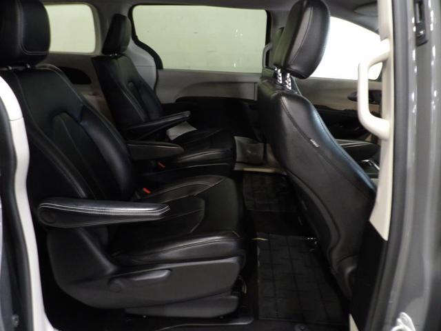 Photo of 2022 Gray Chrysler Pacifica Hybrid