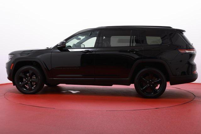 Photo of 2023 Diamond Black Crystal Pearlcoat Jeep Grand Cherokee L