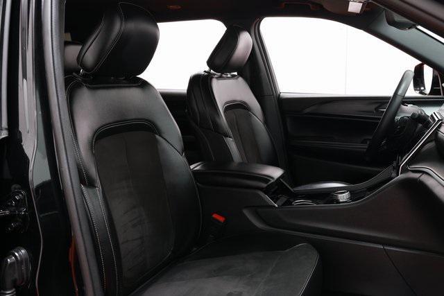 Photo of 2023 Diamond Black Crystal Pearlcoat Jeep Grand Cherokee L