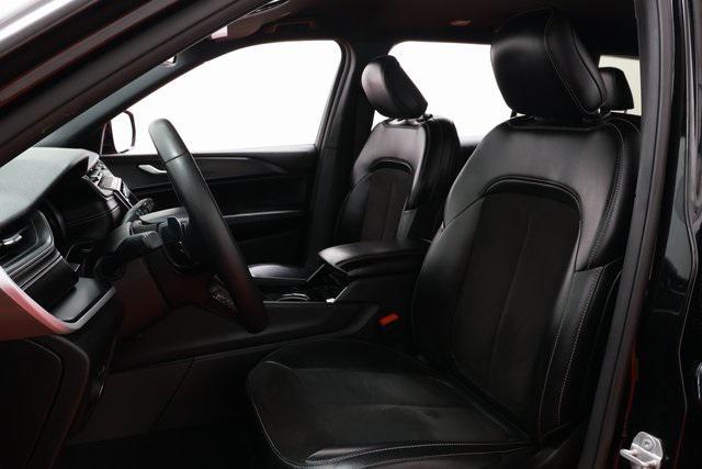 Photo of 2023 Diamond Black Crystal Pearlcoat Jeep Grand Cherokee L