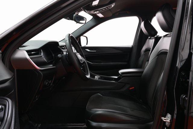 Photo of 2023 Diamond Black Crystal Pearlcoat Jeep Grand Cherokee L