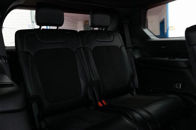 Photo of 2023 Diamond Black Crystal Pearlcoat Jeep Grand Cherokee L