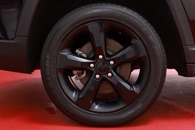 Photo of 2023 Diamond Black Crystal Pearlcoat Jeep Grand Cherokee L