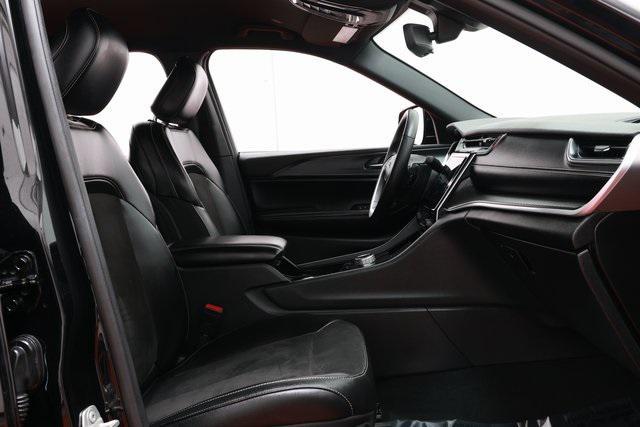 Photo of 2023 Diamond Black Crystal Pearlcoat Jeep Grand Cherokee L