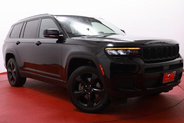 Photo of 2023 Diamond Black Crystal Pearlcoat Jeep Grand Cherokee L