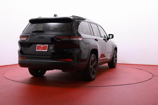Photo of 2023 Diamond Black Crystal Pearlcoat Jeep Grand Cherokee L