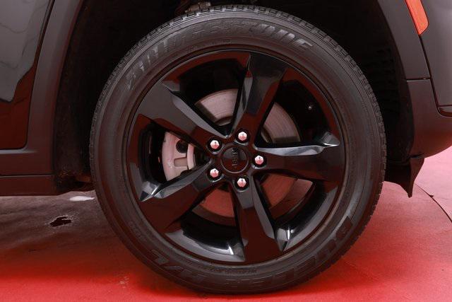 Photo of 2023 Diamond Black Crystal Pearlcoat Jeep Grand Cherokee L