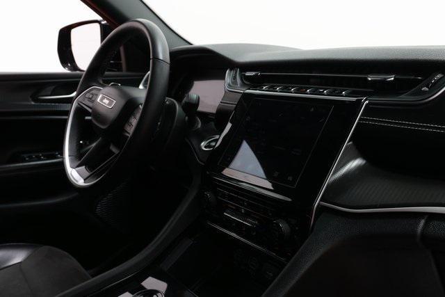 Photo of 2023 Diamond Black Crystal Pearlcoat Jeep Grand Cherokee L