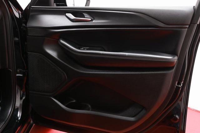Photo of 2023 Diamond Black Crystal Pearlcoat Jeep Grand Cherokee L
