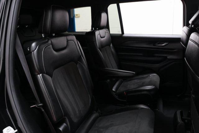 Photo of 2023 Diamond Black Crystal Pearlcoat Jeep Grand Cherokee L