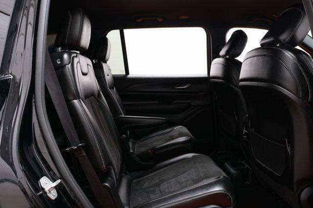 Photo of 2023 Diamond Black Crystal Pearlcoat Jeep Grand Cherokee L