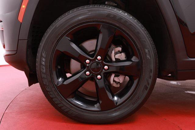 Photo of 2023 Diamond Black Crystal Pearlcoat Jeep Grand Cherokee L