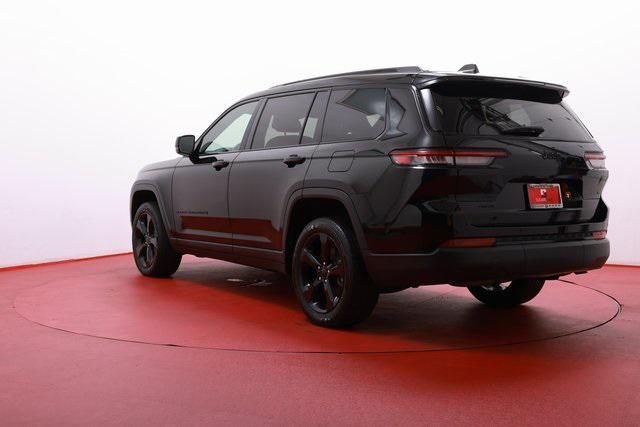 Photo of 2023 Diamond Black Crystal Pearlcoat Jeep Grand Cherokee L