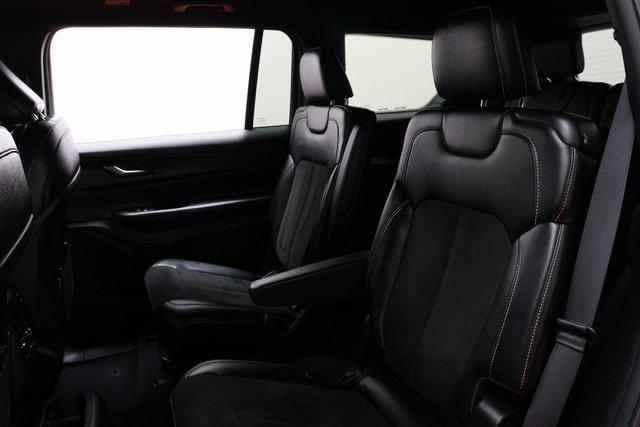 Photo of 2023 Diamond Black Crystal Pearlcoat Jeep Grand Cherokee L