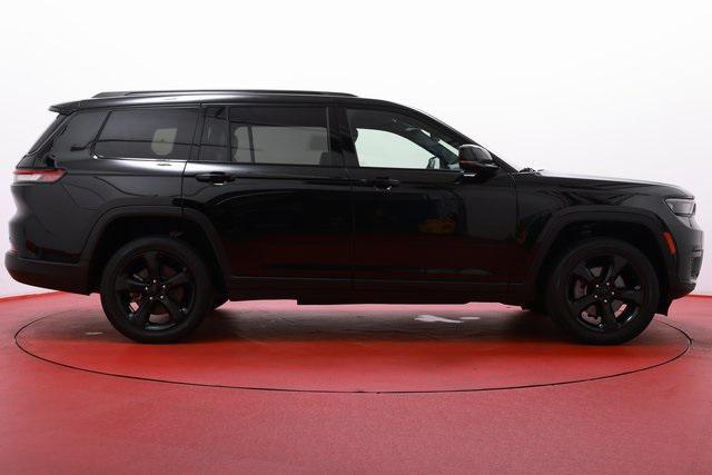 Photo of 2023 Diamond Black Crystal Pearlcoat Jeep Grand Cherokee L