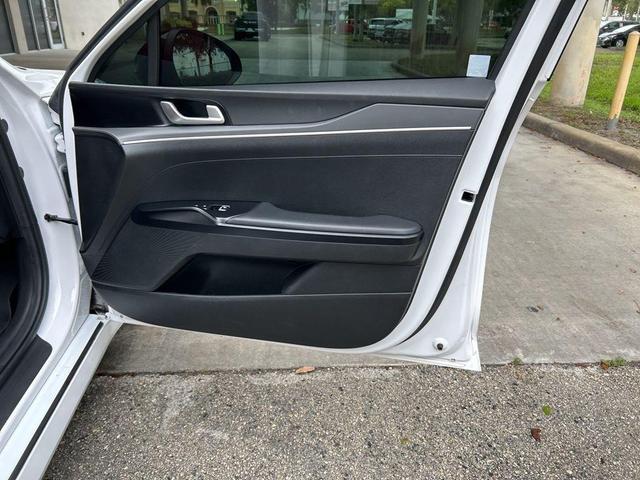 Photo of 2022 Glacial White Pearl Kia K5